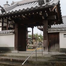 淀水路に面した山門