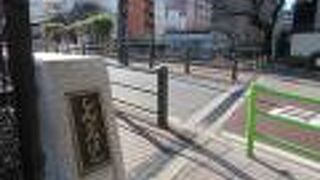 道幅も狭くいたってありふれたデザインの橋でした。