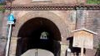 ねじれたトンネルのことです。