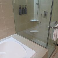 浴槽以外にもシャワーブースもあるのがよし