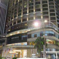 夜に見たホテル正面。車道お向かいには…、