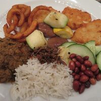 朝食は種類豊富。これはマレー風味主体の食事の例