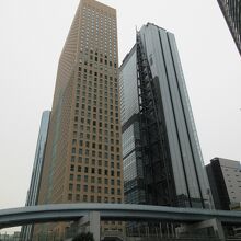 右側のビルが日本テレビタワーです。