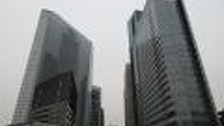 【はまかぜの道】など、歩行者用のデッキがそれらのビルとビルとつないでいて移動しやすくなっていました。