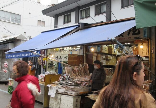 お客さんの目線はすぐに食べられる飲食店に向かっていて、こちらのお店の方も手持無沙汰の様子で通りを眺めていました。