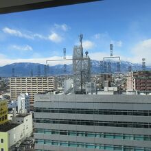 展望ロビーのガラス面に山の形と名前が書いてある