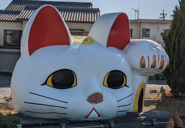 巨大な招き猫