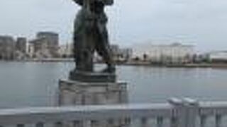 川下りの船に乗船しない限りは正面からの姿を見ることが出来ないわけで、ちょっぴり残念なスポットでした。