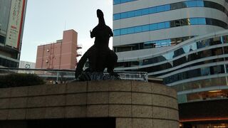 シンゴジラという映画の公開を記念してできた像のようです。