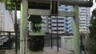 南高橋の橋の袂、北西側にあるこじんまりとして神社。