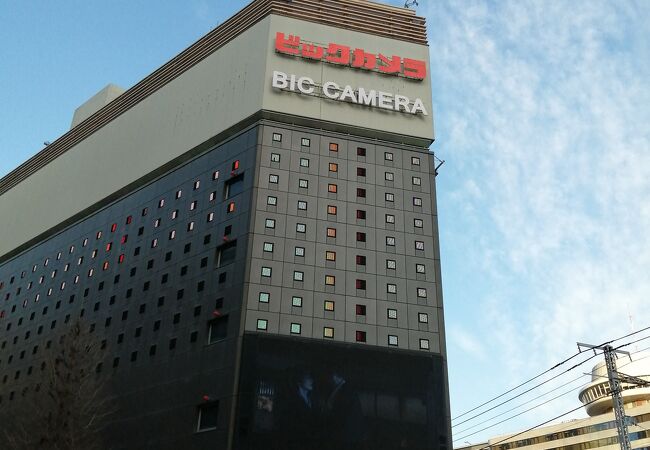 このビルの上の方の階によみうりホールがあります。