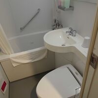 きれいだけど狭いバスルーム