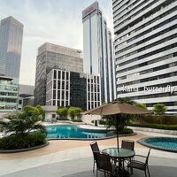 パビリオン(写真左)の向かい