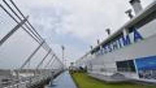 芝生が気持ちいい展望デッキ