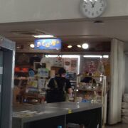 小浜島のターミナルの中にあるお土産物屋さんというか、小さなお店です。