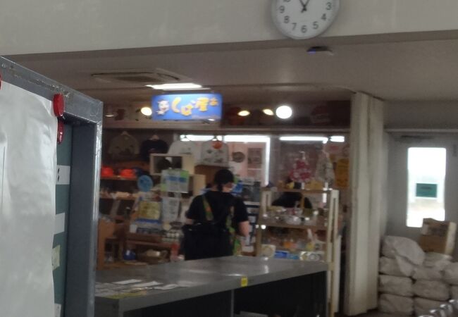 小浜島のターミナルの中にあるお土産物屋さんというか、小さなお店です。