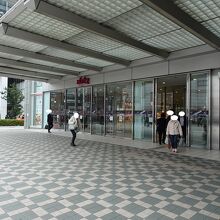 目黒駅すぐの所に建っています
