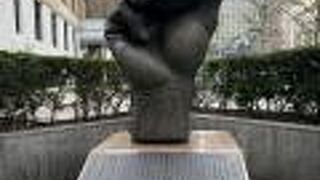 思わぬ場所の記念碑