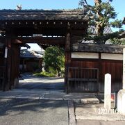 赤穂浪士の寺ともいわれています。