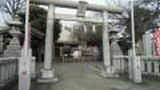 小さい神社だが、狐さんがたくさん　