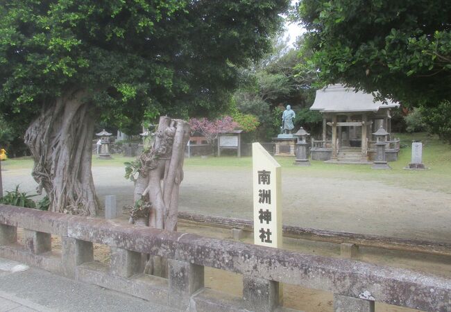 銅像、敬天愛人の碑が建っていました