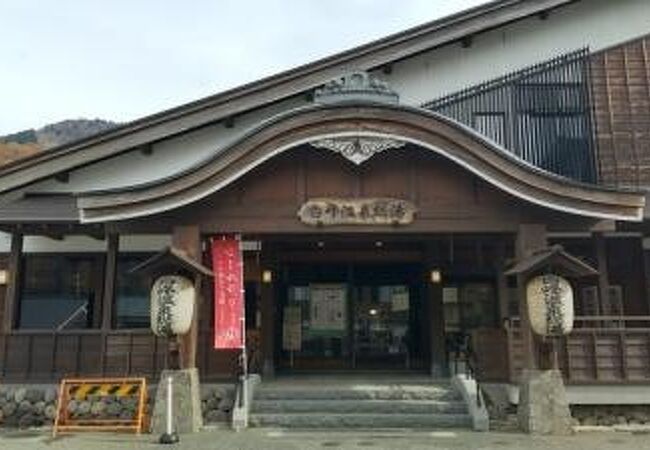 木造の公衆温泉