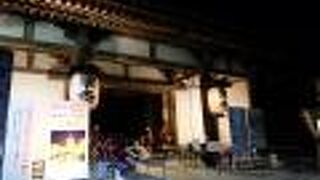 参拝者入り口となっている重文歴史ある門