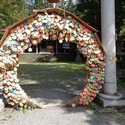 入り口の絵馬が特徴的な神社