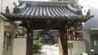 商店街にある日蓮宗のお寺