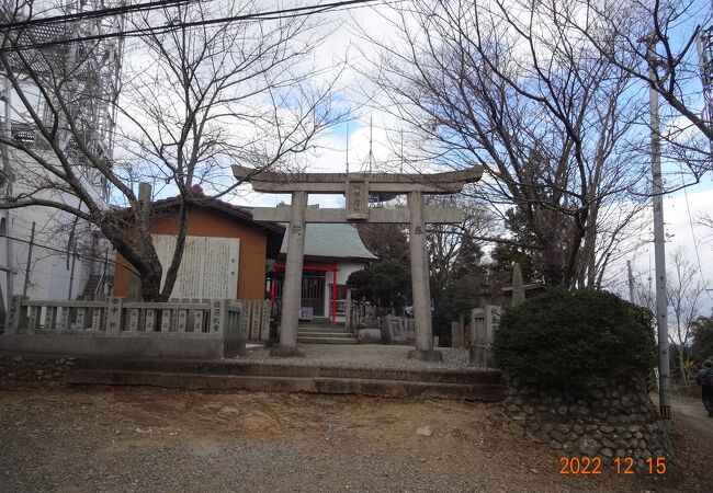 眉山の山頂駅から、周辺を散策していると、この神社がありました。