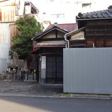 右の建物が松吟寺。松吟寺という表札が有ります。