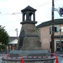 交差点の中央にある常夜灯