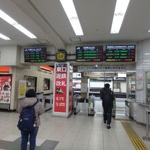 自動改札機があるが交通系ＩＣカードが利用できるのは近鉄のみ