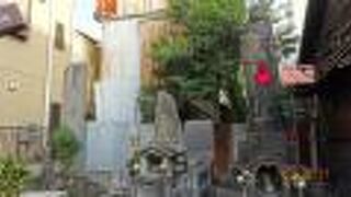 松吟寺を目印にお化け地蔵の場所を探すと、分かりづらいです。