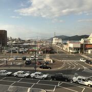 山陽本線徳山駅：コンコースから瀬戸内海が見える