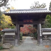 眉山のふもと、緑豊かな山中にあるお寺です。