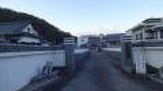 本堂までの参道が長く、両側には青石の塀が続いていました。