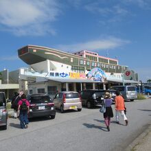 「海の駅あやはし館」外観　この中に「海中茶屋」があります