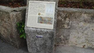 中学校の正門の近くに、この石碑（旧跡の案内表示）はありました。