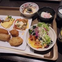 ブッフェ式朝食　料理を盛り付け