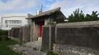 朱色の門が目立つので、すぐにわかります。