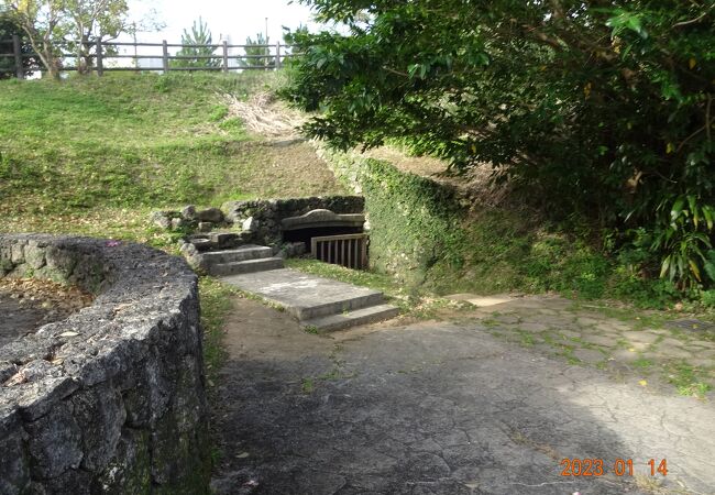 崎山御嶽の近くにあります。