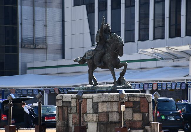 熊谷駅前に建っている、武将時代の蓮正房銅像