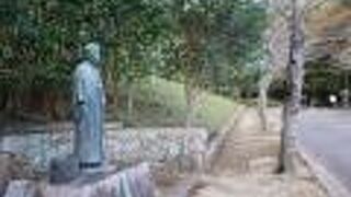 「赤とんぼの碑」から聚遠亭へ伸びる山道