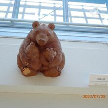 木彫りのクマ親子