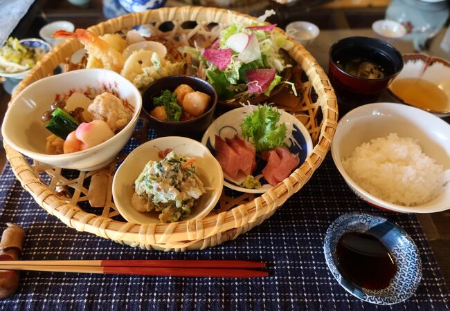 古民家で昼ごはん梅里