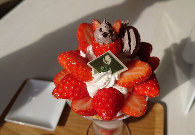 旬のフルーツパフェを食べられます。
