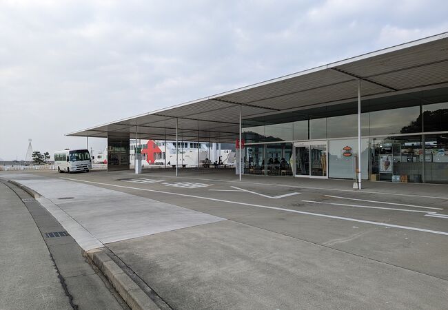 Important ferry terminal between from Naoshima to Takamatsu and Uno, it's not large, but structure is a bit complicated