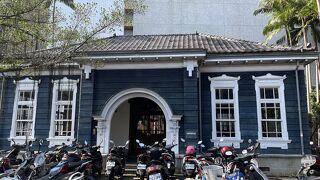 和洋折衷の監獄オフィス