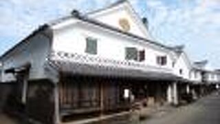 白壁の建物や大型の酒蔵